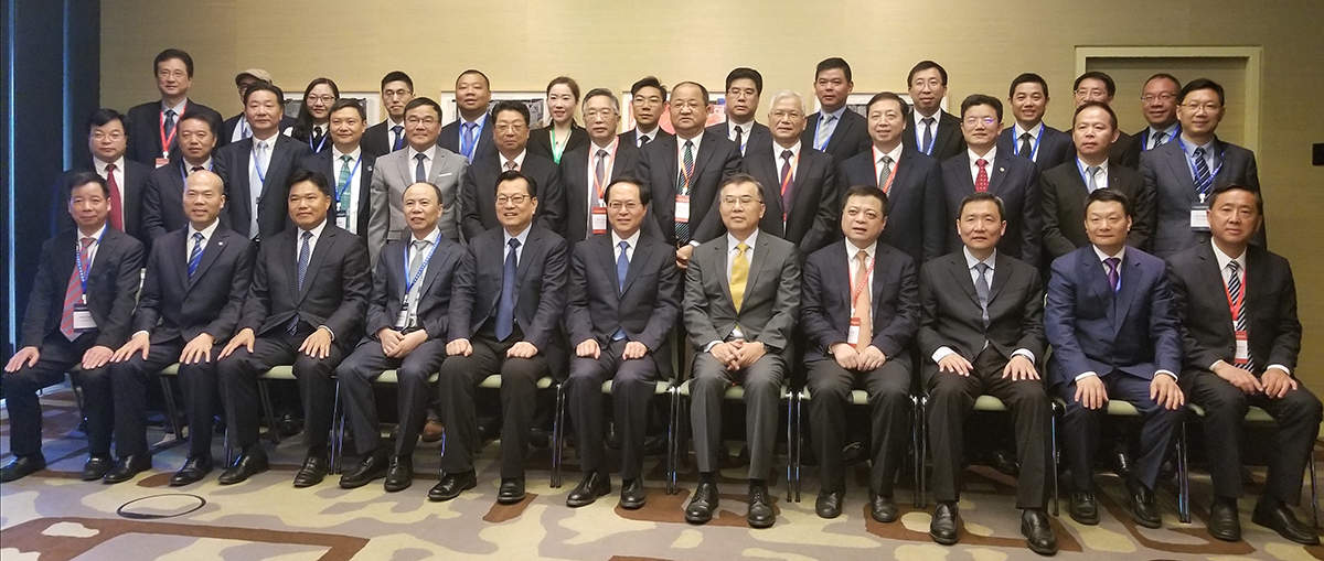 车俊书记与商务代表团合影（二排左六为王挺革董事长）.jpg