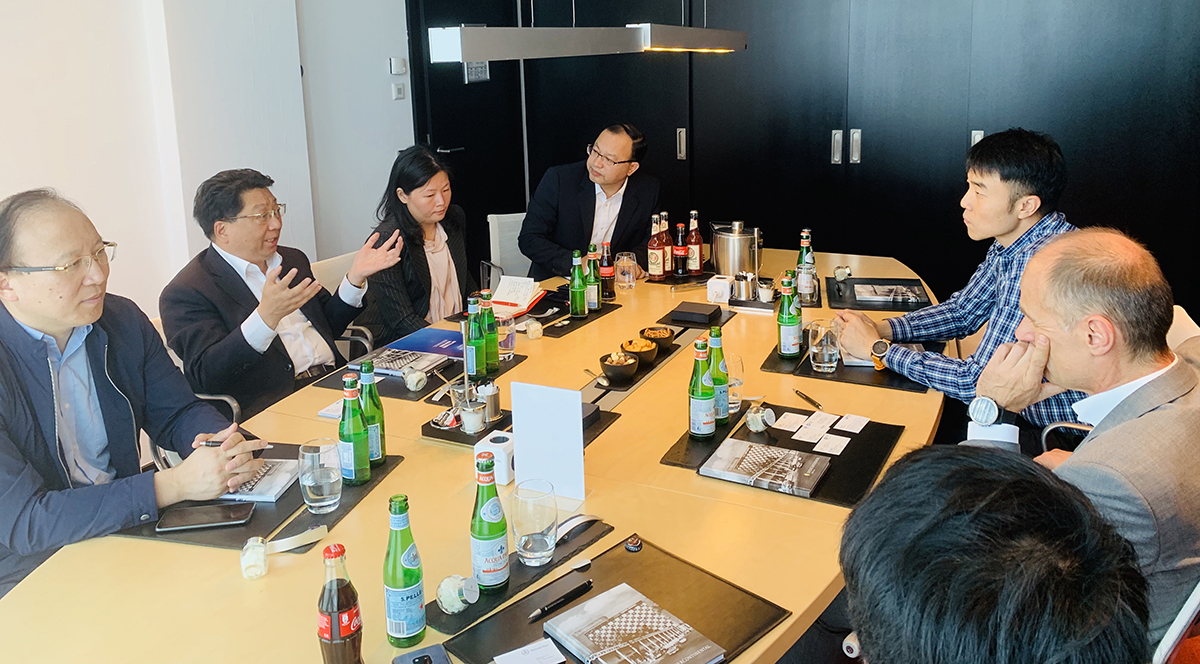 5月28日，代表团一行与梅赛德斯-奔驰在柏林进行业务座谈.jpg