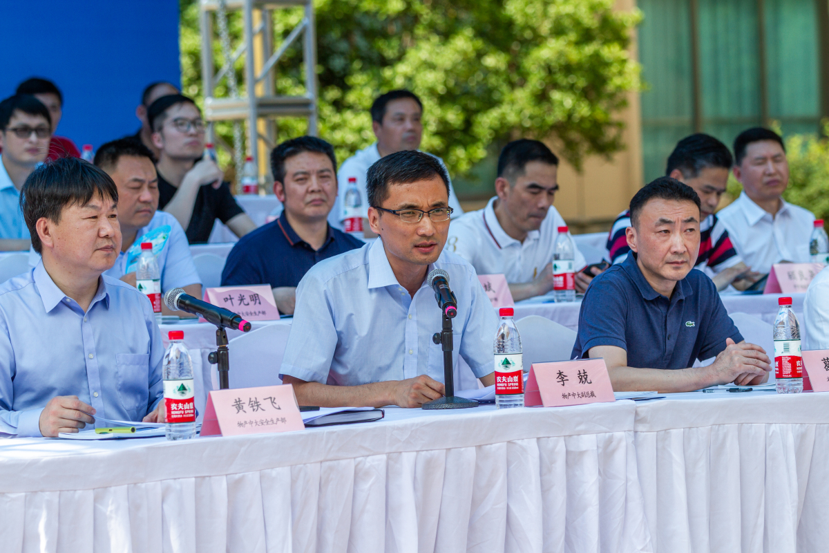 集团李兢副总裁对演练过程进行点评并布置安全生产重点工作.jpg